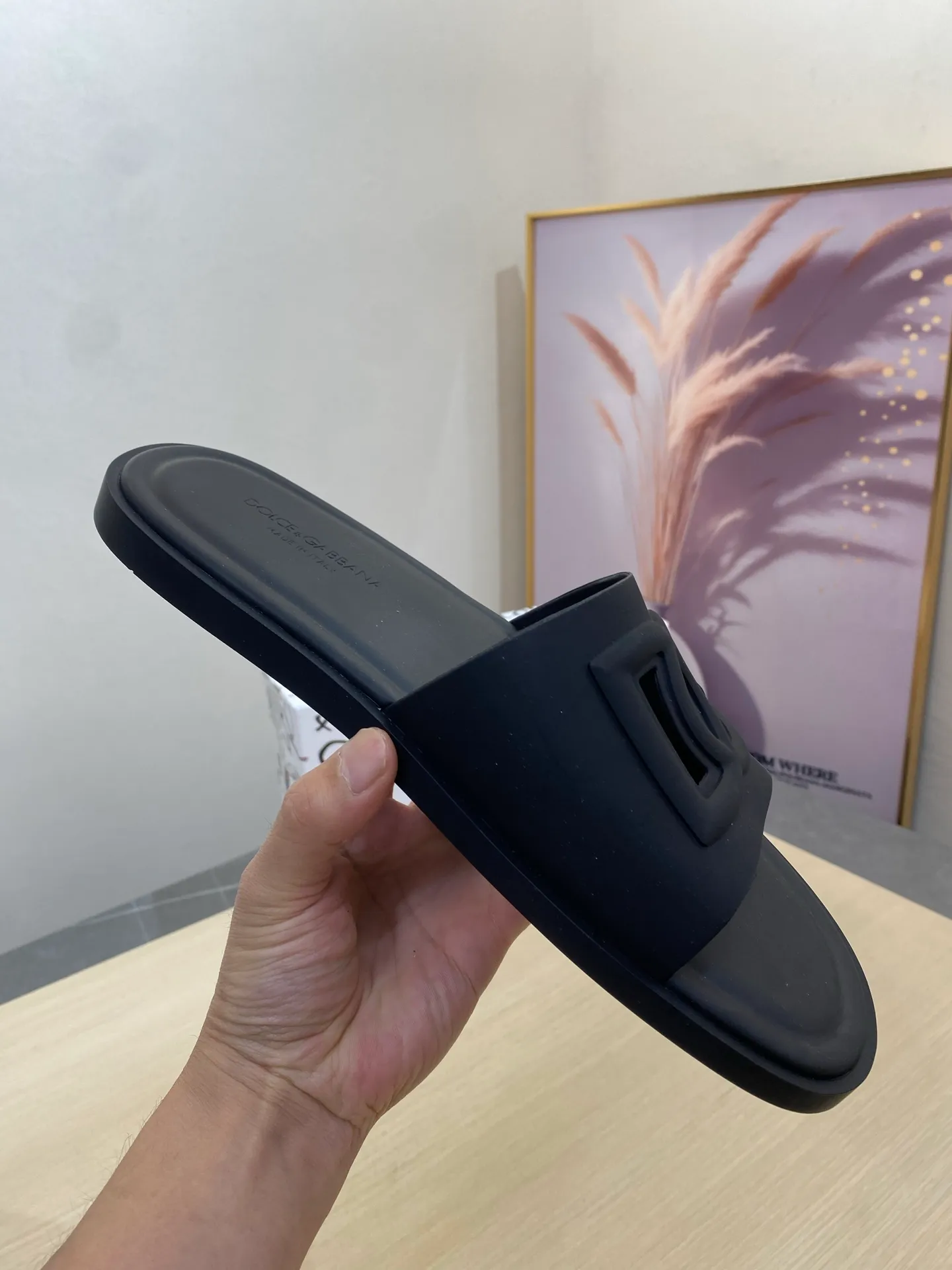 ⬛️Ex-factory price p260 [DG~] Men's high-end slippers are on sale at the same time in 2025z cabinets 🔶Size: 38-44#️⃣ 🔷2 colors, the upper is made of pure handmade rubber, luxurious materials, low-key and luxurious in one! Size: 39-44 (45 customized)